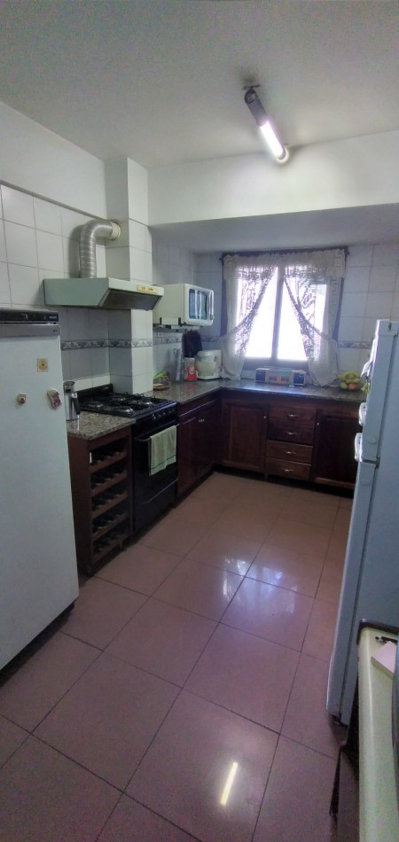 DEPARTAMENTO 4 Amb. a la calle con balcones y cochera fija 