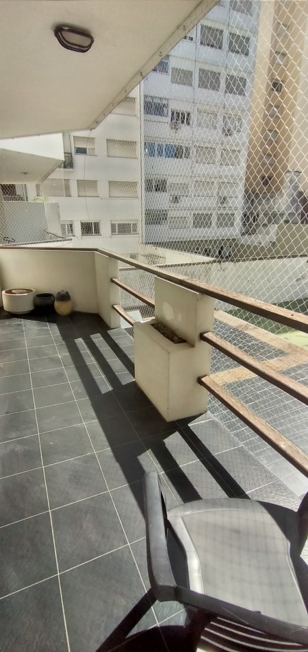 DEPARTAMENTO 4 Amb. a la calle con balcones y cochera fija 