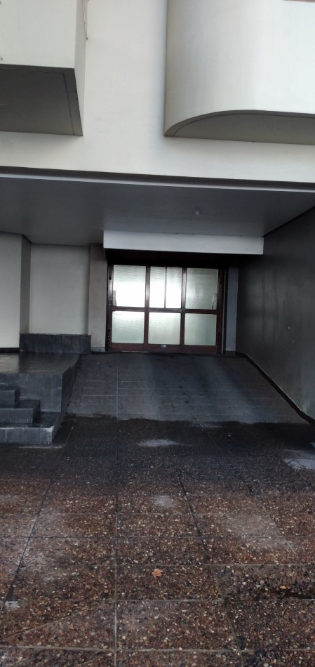 DEPARTAMENTO 4 Amb. a la calle con balcones y cochera fija 