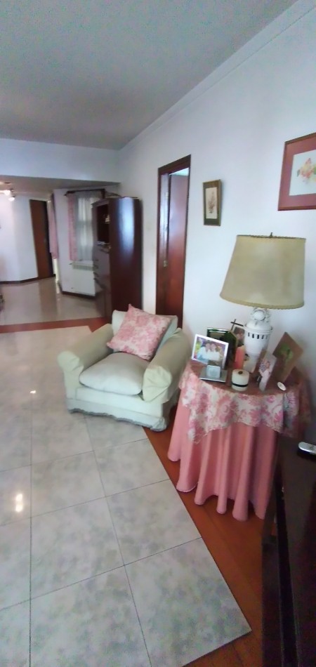 DEPARTAMENTO 4 Amb. a la calle con balcones y cochera fija 