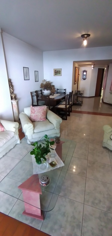 DEPARTAMENTO 4 Amb. a la calle con balcones y cochera fija 
