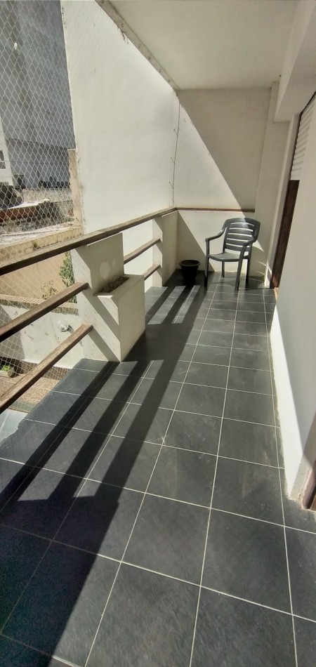 DEPARTAMENTO 4 Amb. a la calle con balcones y cochera fija 