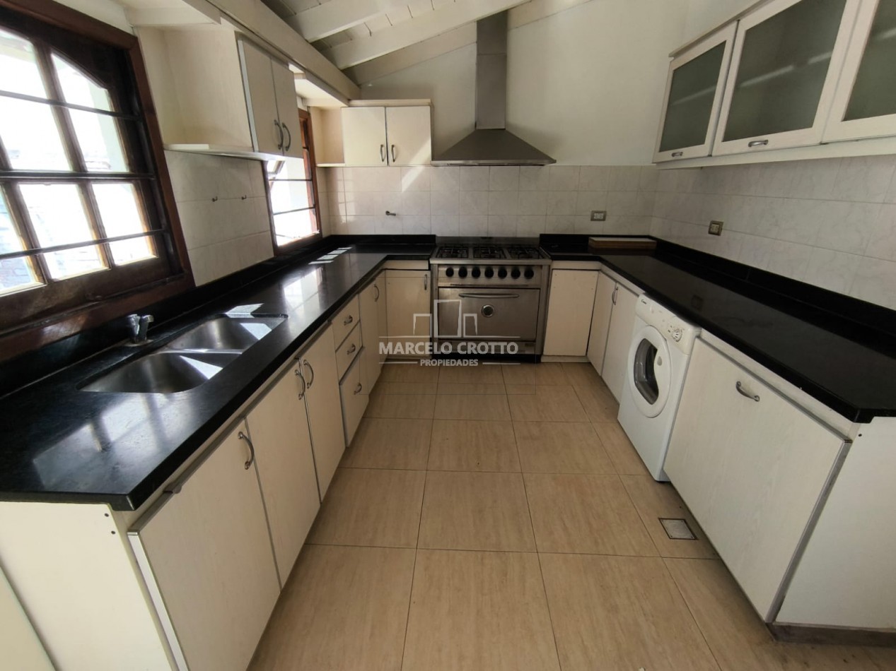 ALQUILER DE CASA 4 AMBIENTES CON GARAGE PARRILLA Y PATIO