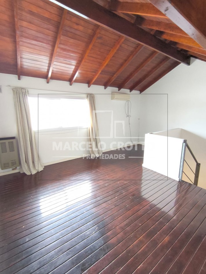 ALQUILER DUPLEX 3 AMBIENTES CON ENTRADA DE VEHICULO SEMICUBIERTA, PARRILLA Y PATIO