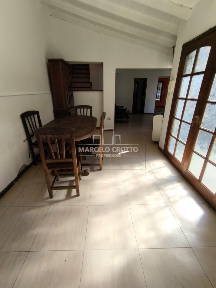 ALQUILER DE CASA 4 AMBIENTES CON GARAGE PARRILLA Y PATIO