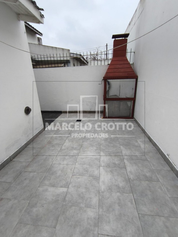 ALQUILER DUPLEX 3 AMBIENTES CON ENTRADA DE VEHICULO SEMICUBIERTA, PARRILLA Y PATIO