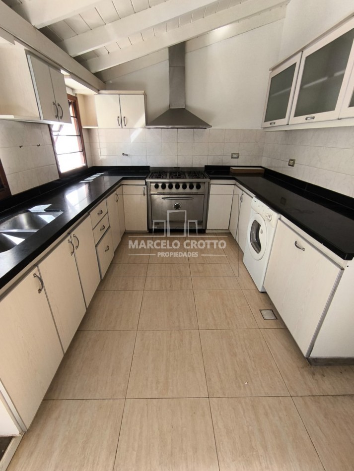 ALQUILER DE CASA 4 AMBIENTES CON GARAGE PARRILLA Y PATIO