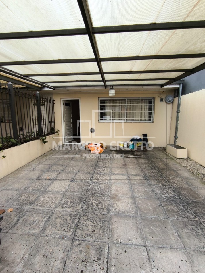 ALQUILER DUPLEX 3 AMBIENTES CON ENTRADA DE VEHICULO SEMICUBIERTA, PARRILLA Y PATIO