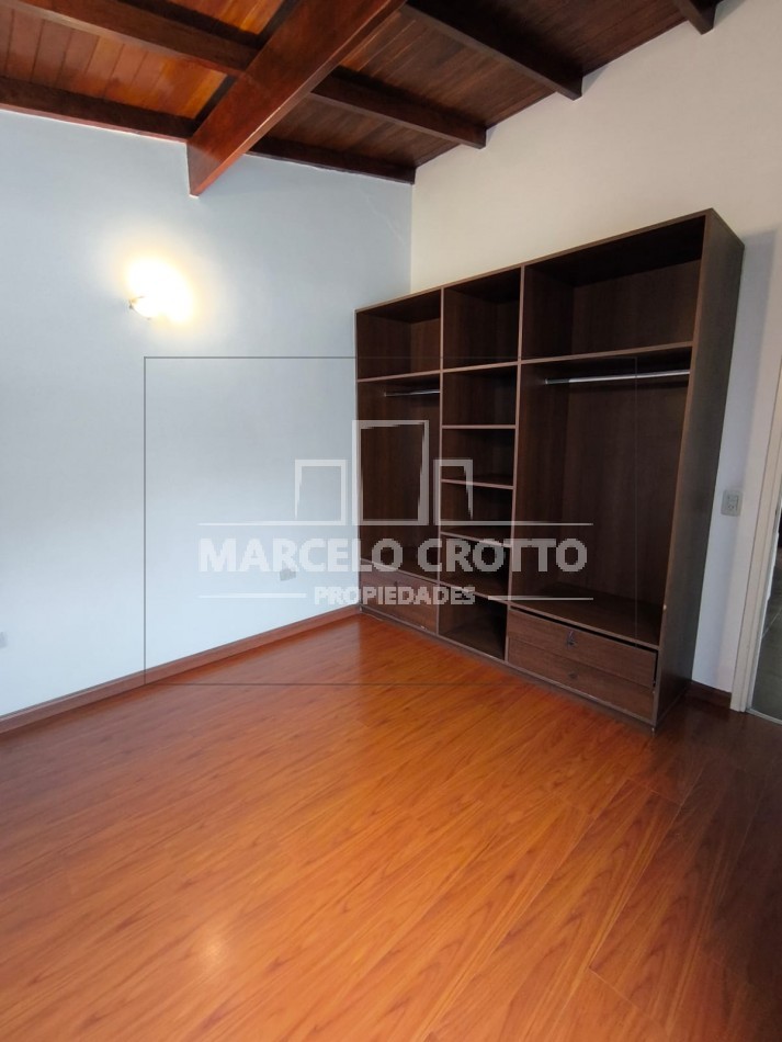 ALQUILER DUPLEX 3 AMBIENTES CON ENTRADA DE VEHICULO SEMICUBIERTA, PARRILLA Y PATIO