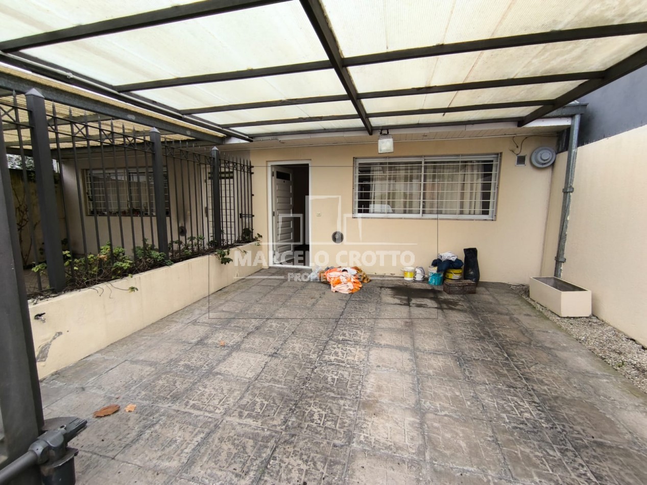 ALQUILER DUPLEX 3 AMBIENTES CON ENTRADA DE VEHICULO SEMICUBIERTA, PARRILLA Y PATIO