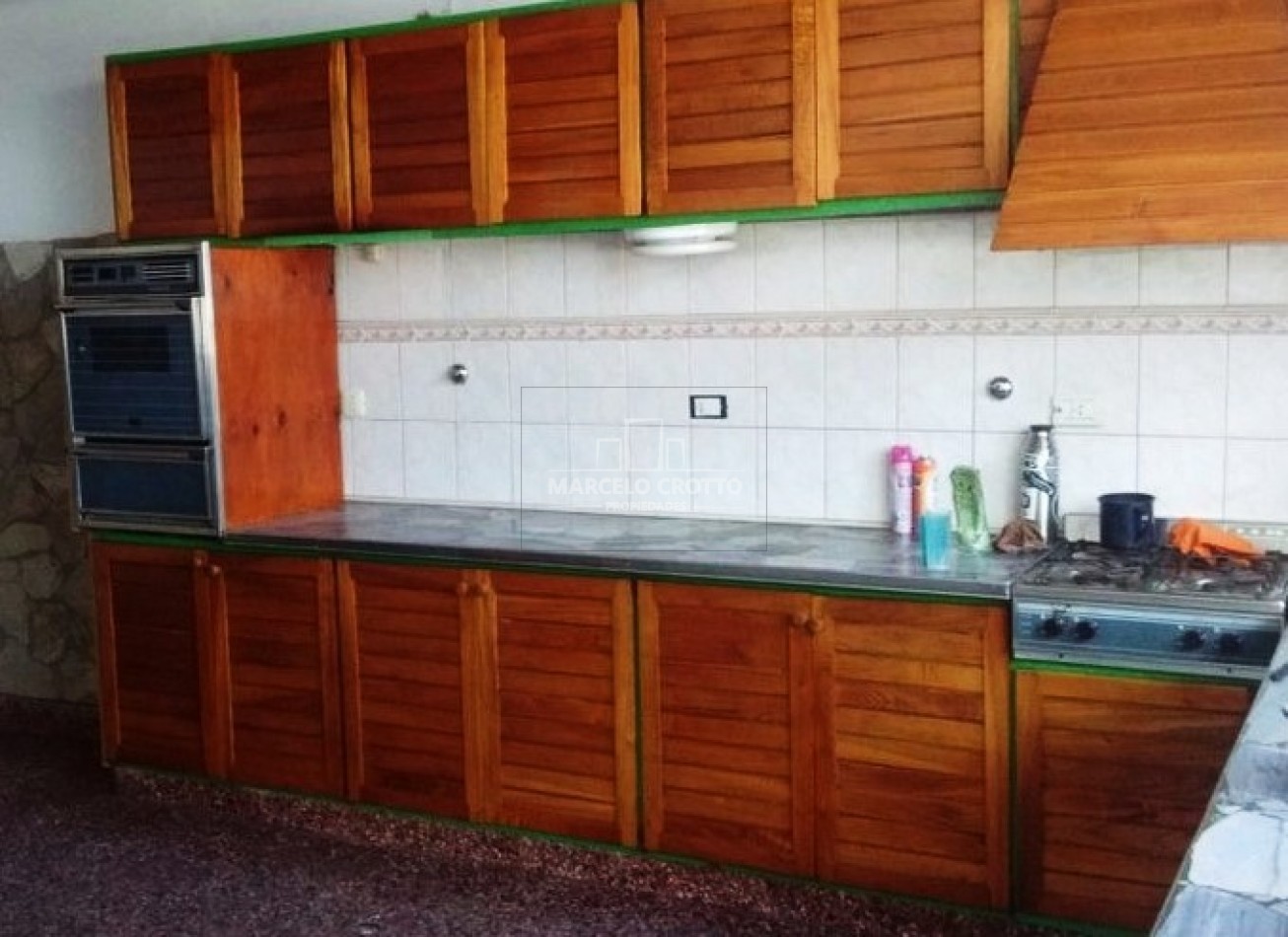 VENTA CHALET 5 AMBIENTES GARAGE DOBLE PARQUE Y QUNCHO BARRIO SAN CARLOS