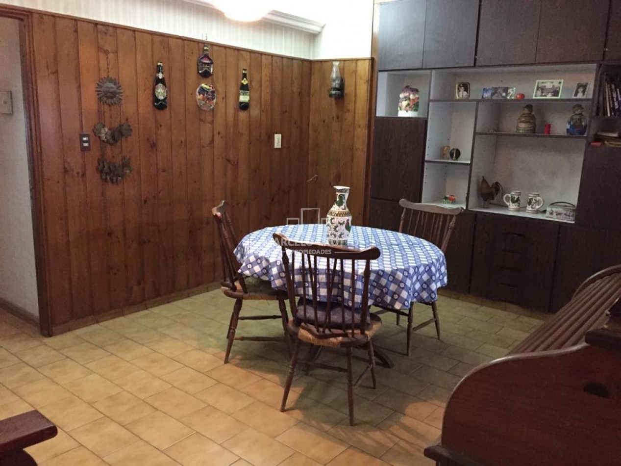 VENTA DEPARTAMENTO PISO 5 AMBIENTES CON BALCON A LA CALLE Y BAULERA ZONA MACROCENTRO