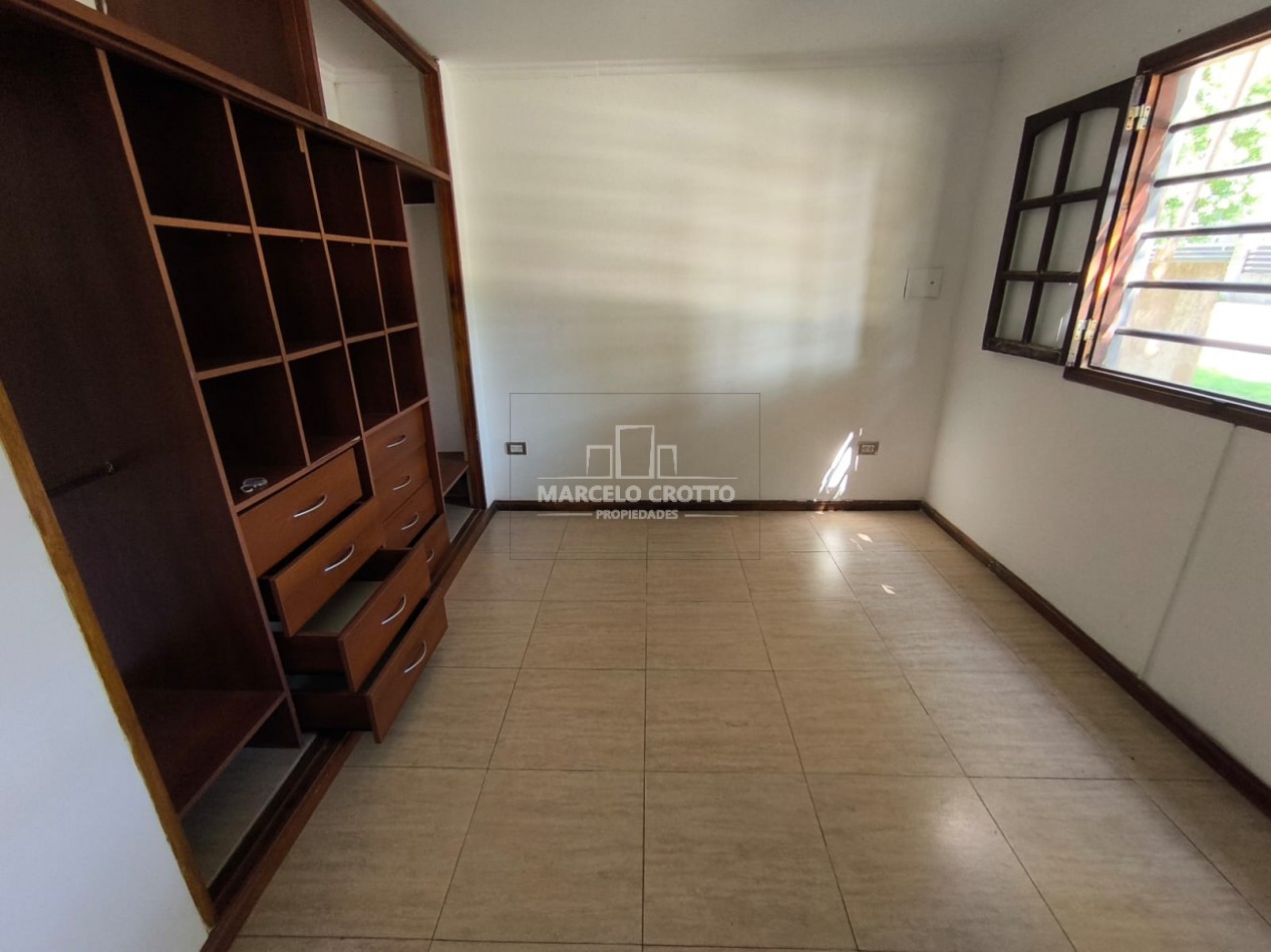 ALQUILER DE CASA 4 AMBIENTES CON GARAGE PARRILLA Y PATIO