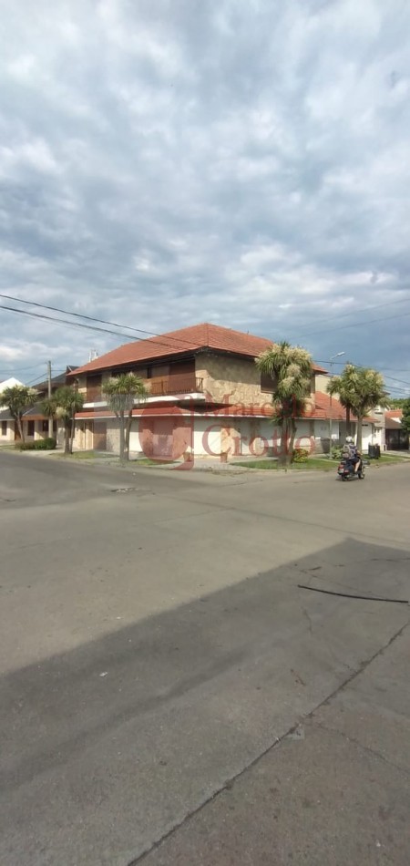 VENTA PH 4 AMBIENTES 3 BAÑOS PLANTA BAJA CON GARAGE Y QUINCHO A UNA CUADRA DE JUAN B. JUSTO