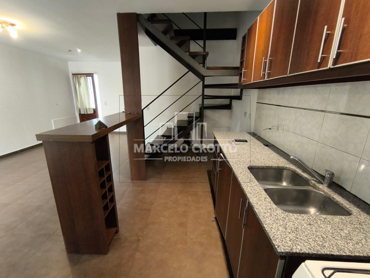 ALQUILER DUPLEX 3 AMBIENTES CON ENTRADA DE VEHICULO SEMICUBIERTA, PARRILLA Y PATIO