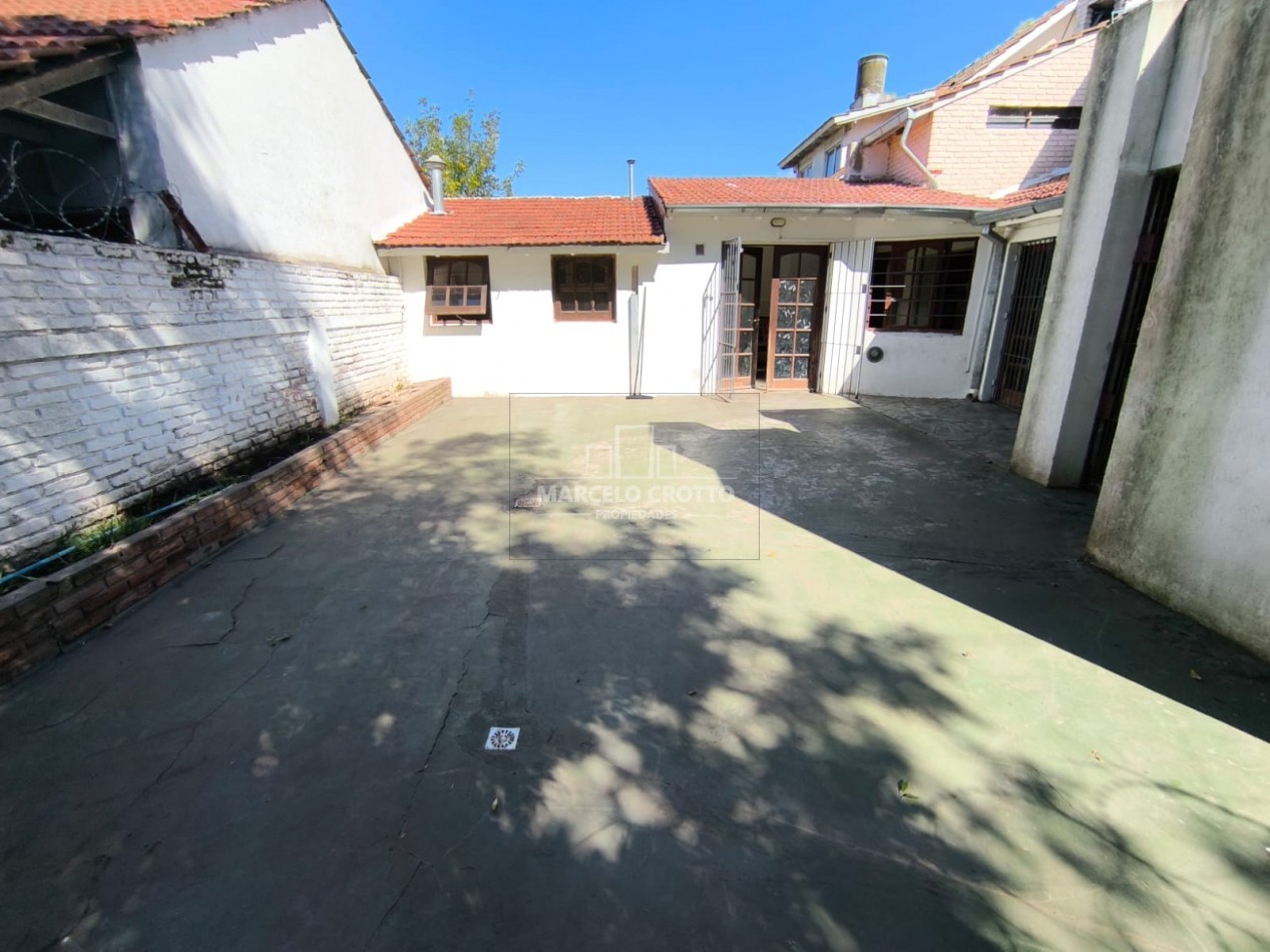 ALQUILER DE CASA 4 AMBIENTES CON GARAGE PARRILLA Y PATIO