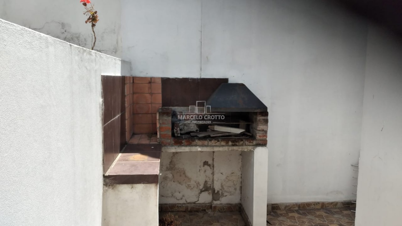 OPORTUNIDAD PH 2 AMBIENTES A LA CALLE CON PATIO Y TOILETTE INDEPENDIENTE SIN EXPENSAS ZONA NEUQUEN E ITUZAINGO