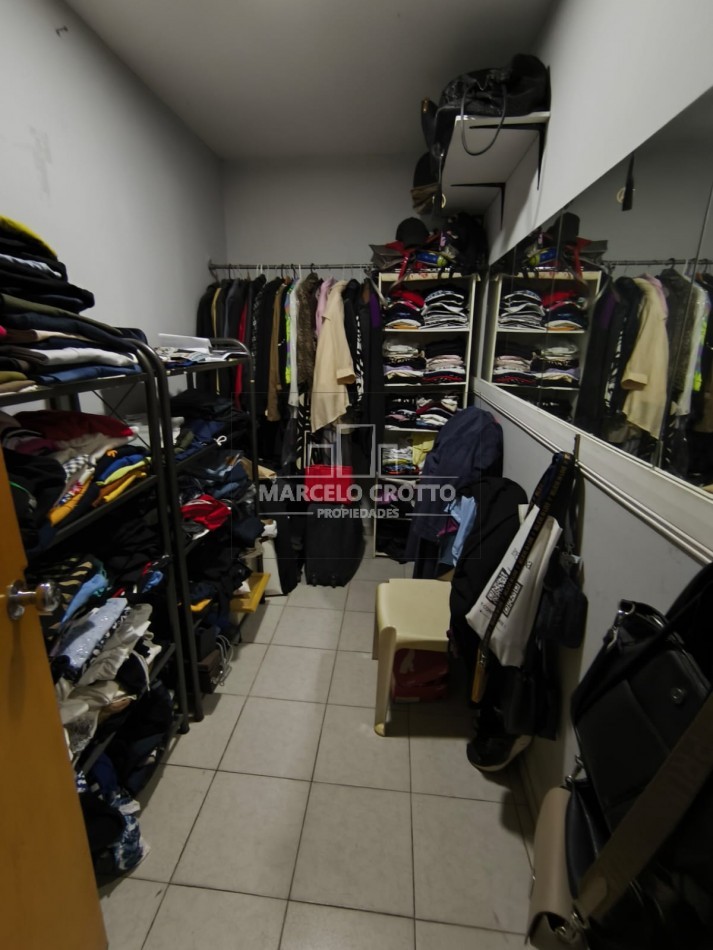 VENTA CHALET 3 AMBIENTES GARAGE PARQUE QUINCHO Y PILETA, BARRIO VILLA PRIMERA