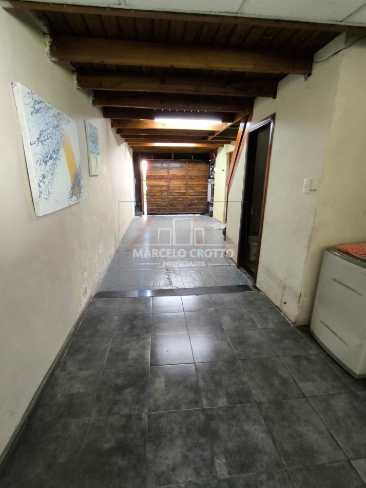 VENTA CHALET 3 AMBIENTES GARAGE PARQUE QUINCHO Y PILETA, BARRIO VILLA PRIMERA